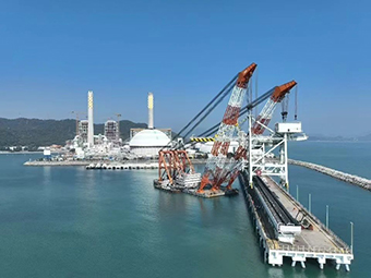 華潤海豐卸船機順利吊裝，助力粵港澳大灣區(qū)能源供應(yīng)